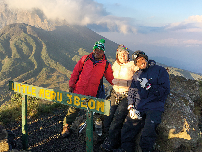 Geschafft: Ina (m.) und Santos (r.) auf dem Gipfel des ›Little Meru‹ auf 3820 Metern Höhe.