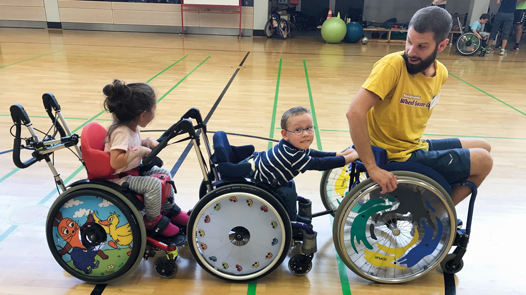 Kinder im Rollstuhl bei einem Rollstuhltrainingskurs des DRS