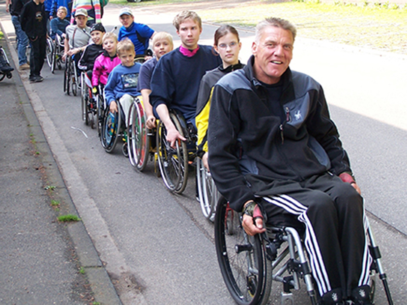 Heini Köberle mit Teilnehmenden bei einem Rollstuhltrainingskurs