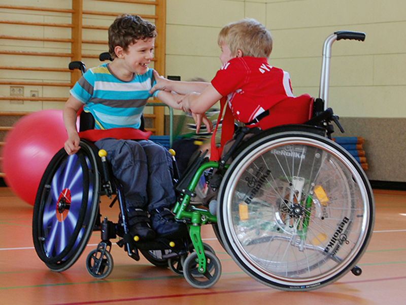 Zwei junge Rollstuhlfahrer bei einem Mobikurs