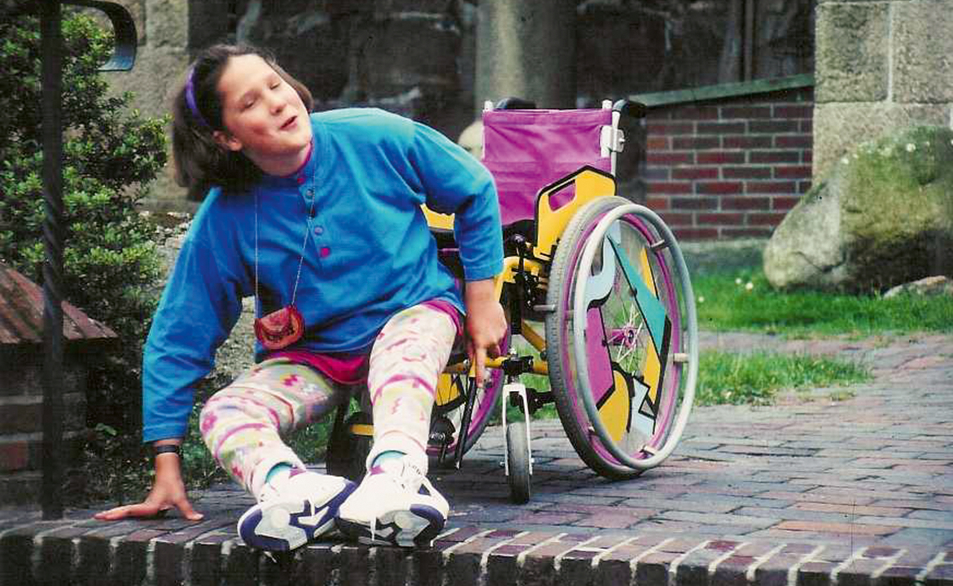 Kind steigt vom Boden in den Rollstuhl – Hey, das kann ich ja!