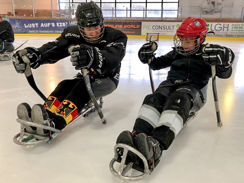 Para Eishockey-Spieler beim Training